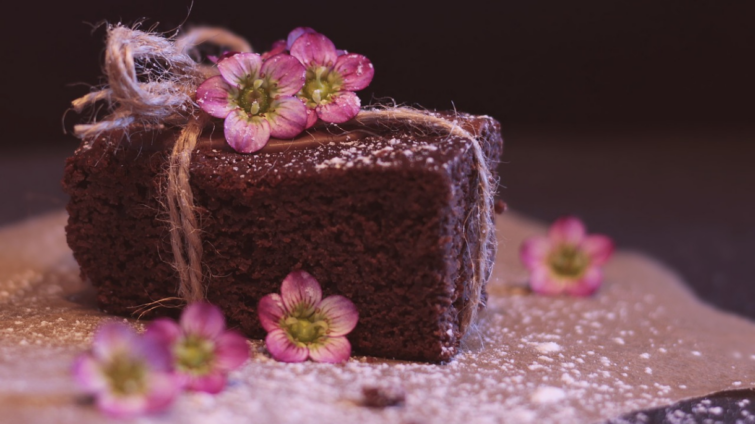 Buchweizen-Brownies angerichtet mit Blütendekor