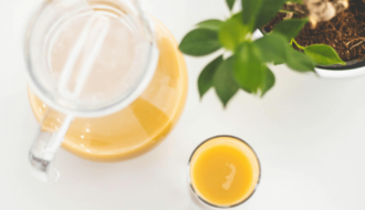 Saft für eine Fastenkur auf einem Tisch