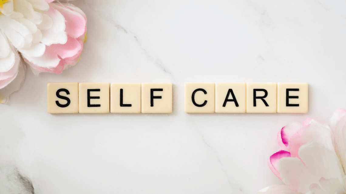 Entspannungstechniken als Selfcare: Schriftzug mit Blüten